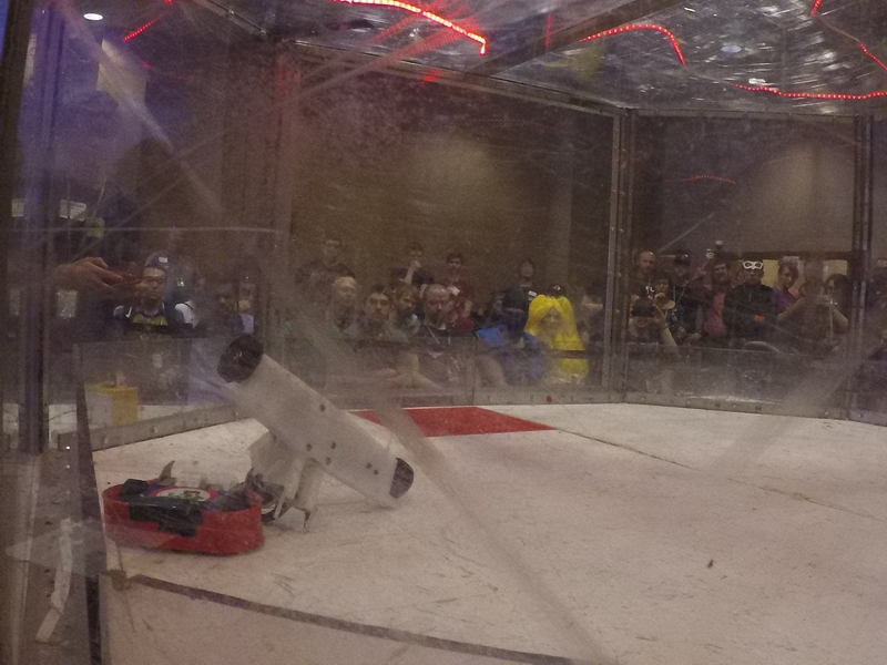 Beetleweight battle\nDempsey Roll, Team Andrea's tiny robots vs\nMondo Bizarro, Team Headbangers