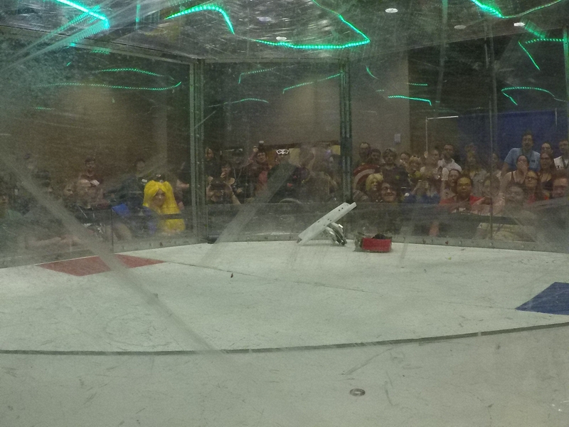 Beetleweight battle\nDempsey Roll, Team Andrea's tiny robots vs\nMondo Bizarro, Team Headbangers