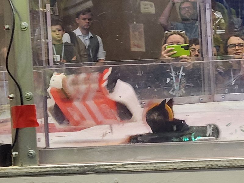 3 lb - Beetleweight\nWinners Bracket - Round 1\n Candy Striker VS Toucan